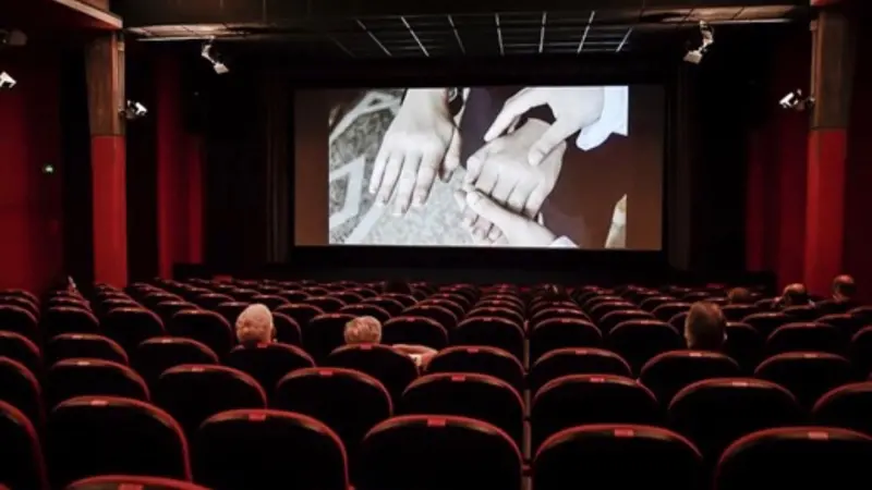 موجة الحر تضرب إيطاليا.. دور السينما في روما تفتح أبوابها مجانًا للسكان