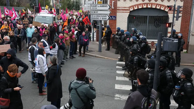 اعتقال 135 شخصا.. ماذا يحدث في فرنسا؟