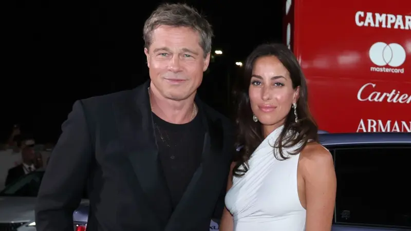 براد بيت يقترب من الزواج بعشيقته إينيس دي رامون