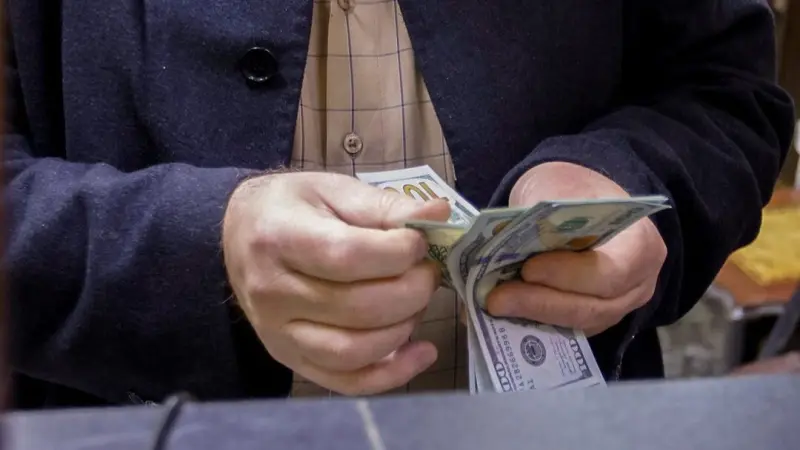 تجميد شحنة الدولار يثير التساؤلات.. والحكومة العراقية ترد
