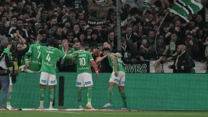 فيديو - اعتداء على الحكم واستفزازات متبادلة.. ماذا حدث في مباراة ليون وسانت إيتيان؟