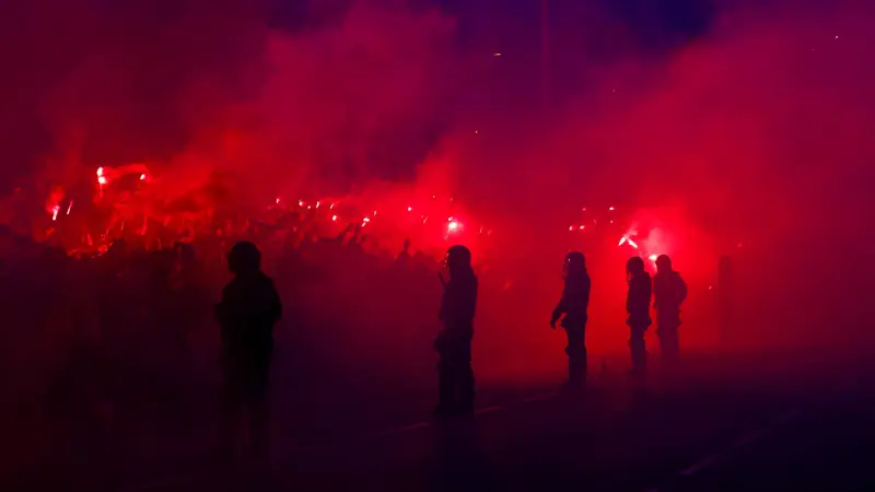 فيديو - جماهير أتلتيكو تشعل الأجواء في محيط "متروبوليتانو" قبل مواجهة ريال مدريد