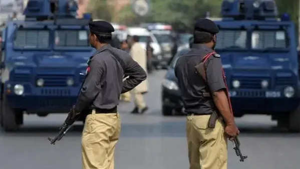 انفجار لغم أرضي بسيارة مرافقة لموكب السفير الروسي في باكستان