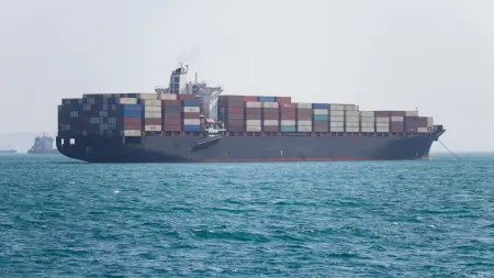 حريق وانفجار على متن سفينة كورية بمضيق هرمز