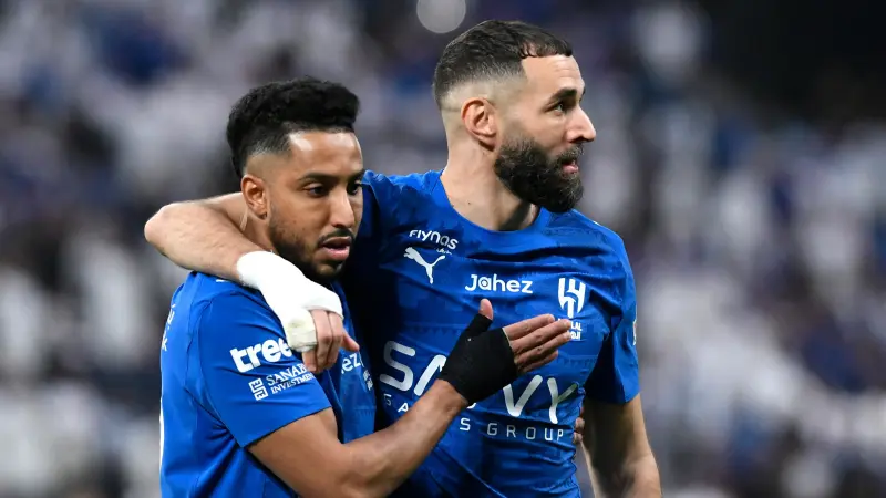 تفاصيل إصابة سالم الدوسري وكريم بنزيما ومدة غيابهما.. الهلال في ورطة قبل نهائي كأس الملك