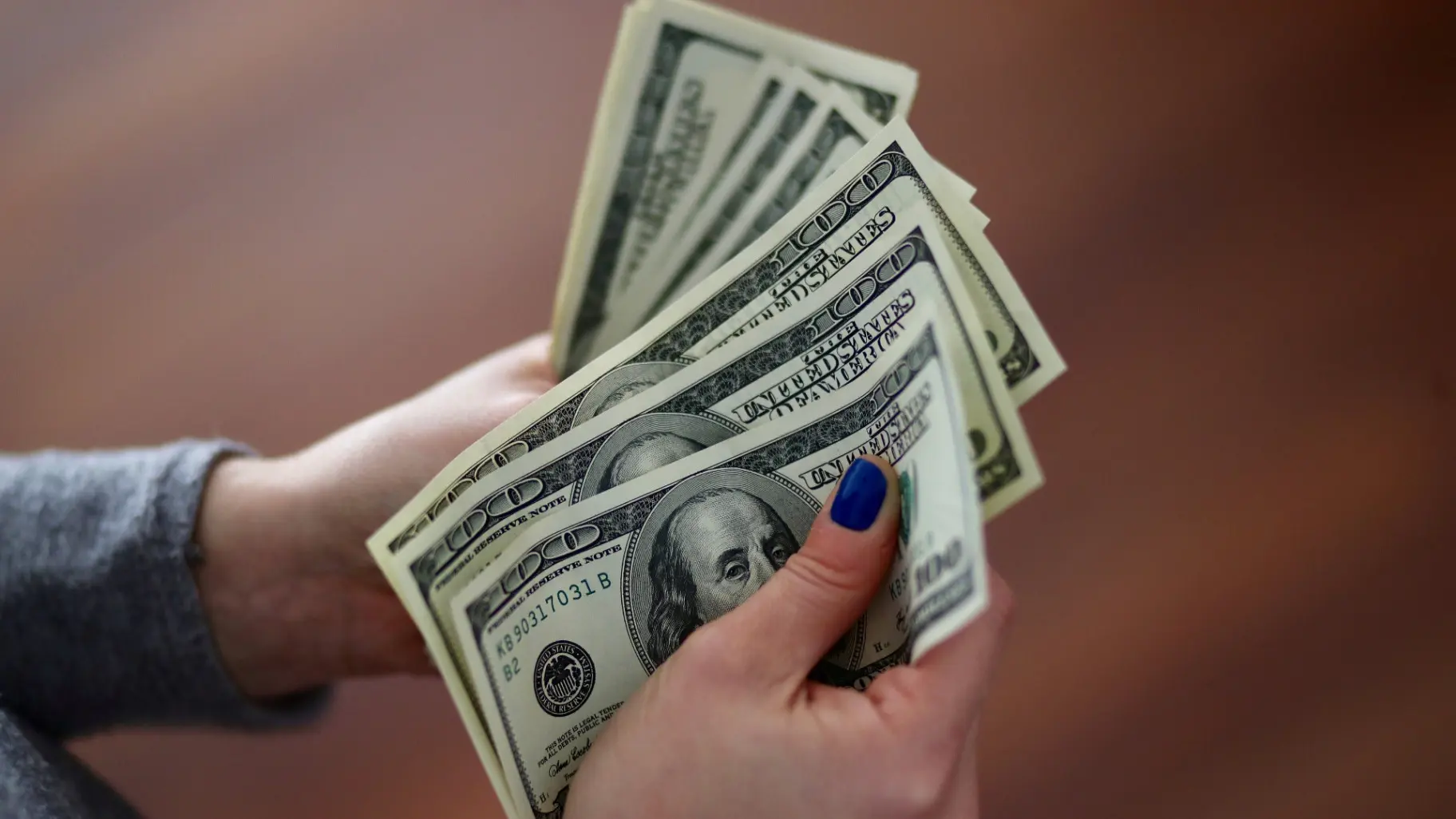 سعر الدولار الأميركي مقابل الجنيه المصري اليوم نحو 51.9125 جنيهًا (رويترز) سعر الدولار الأميركي مقابل الجنيه المصري اليوم نحو 51.9125 جنيهًا (رويترز)