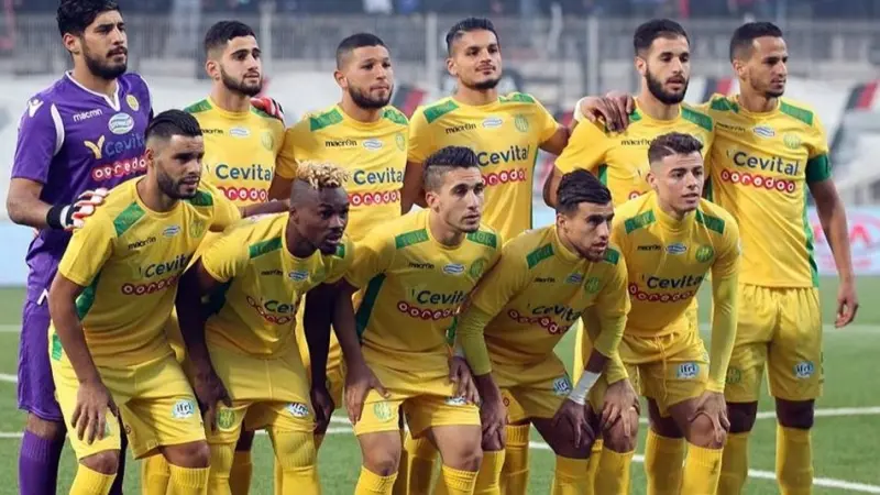 شاب جزائري يكسر المألوف بطلب يد خطيبته للزواج داخل ملعب كرة قدم