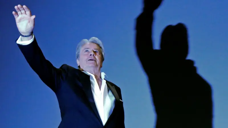 "جعل العالم يحلم".. من هو ألان ديلون آخر عمالقة السينما الفرنسية؟