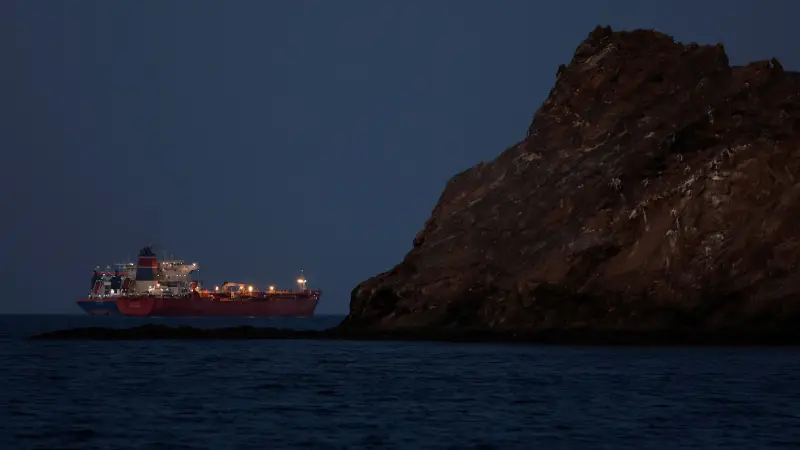 سفن مظلمة وأساطيل ظل.. من يعبر مضيق هرمز بعد تهديدات إيران؟