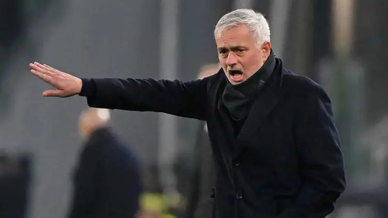 مورينيو يدخل المستشفى قبل مباراة بنفيكا وريال مدريد.. ما السبب؟