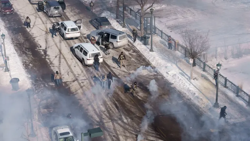 أحداث دامية في مينيابوليس.. هل تُعلق الحكومة الأميركية نشاطها؟