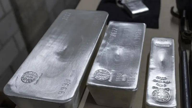 المضاربة تعود لسوق الفضة.. قفزة بأكثر من 13% فوق 87 دولارا