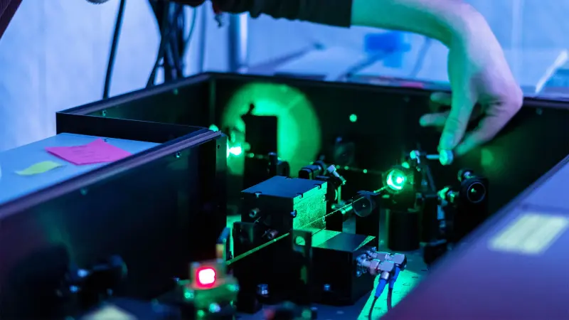 علماء ينجحون في إرجاع الزمن داخل نظام كمي بدقة كبيرة