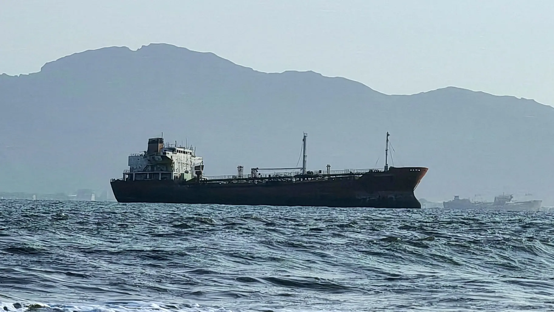سفينة شحن تعرضت لهجوم "حوثي" في البحر الأحمر (رويترز) سفينة شحن تعرضت لهجوم "حوثي" في البحر الأحمر (رويترز)