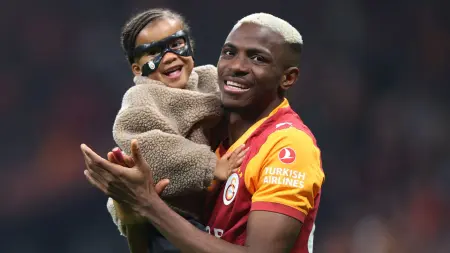 related_news_inside_blogsفيديو وصور - ما سبب بكاء فيكتور أوسيمين خلال مباراة ليفربول وغلطة سراي؟