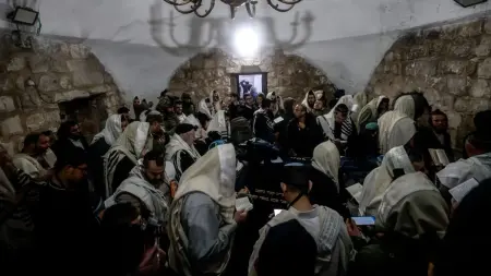 related_news_inside_blogsصور - للمرة الأولى منذ 25 عاما.. يهود يؤدون صلاة صباحية في قبر يوسف بنابلس