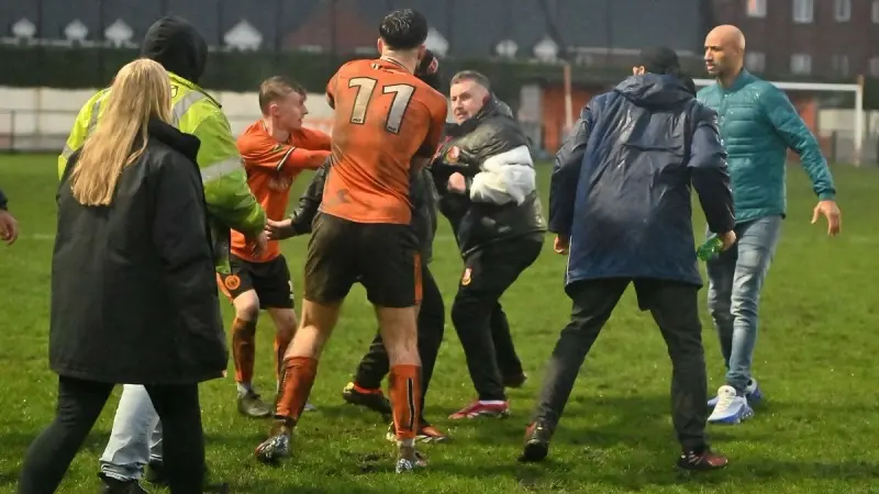 على طريقة كانتونا.. اعتداء وحشي وفوضى عارمة في الملاعب الإنجليزية