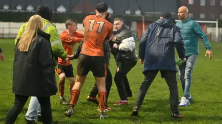 related_news_inside_blogsعلى طريقة كانتونا.. اعتداء وحشي وفوضى عارمة في الملاعب الإنجليزية