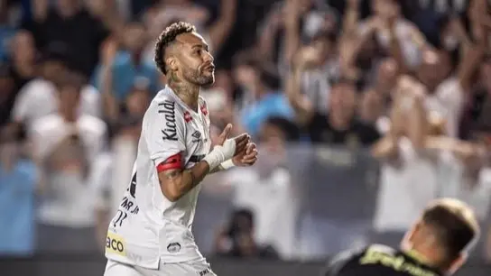 رغم إصابة الركبة.. نيمار يشعل معركة البقاء ويقود سانتوس لانتصار مثير