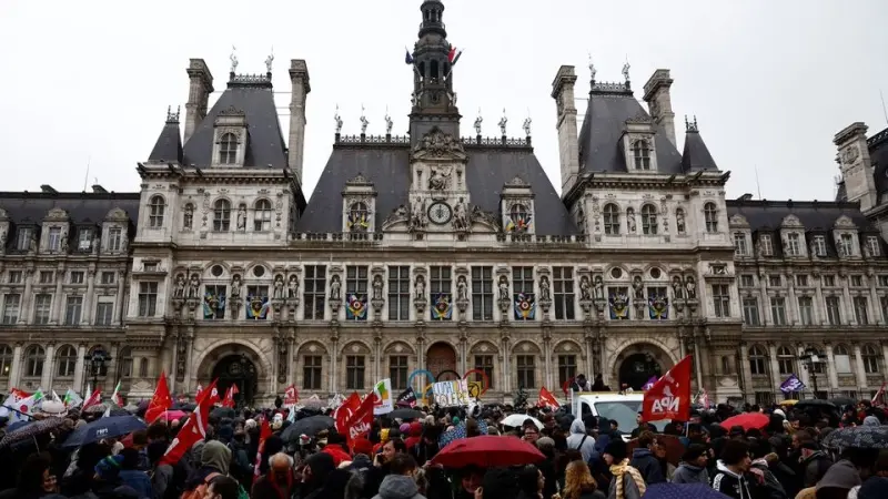 رغم التظاهرات.. الدستوري الفرنسي يقرّ الجزء الأهم من إصلاح نظام التقاعد