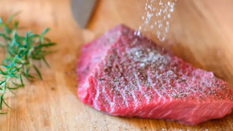 عبر مكبّرات الصوت.. تحذير من شراء اللحوم في كركوك العراقية