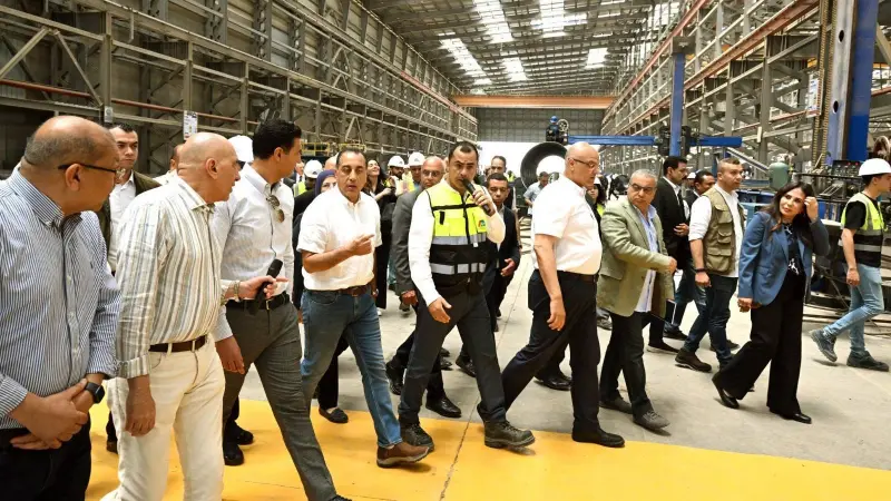 مصطفى مدبولي يتفقد مشروعات الكهرباء والصناعة خلال جولة بالإسكندرية
