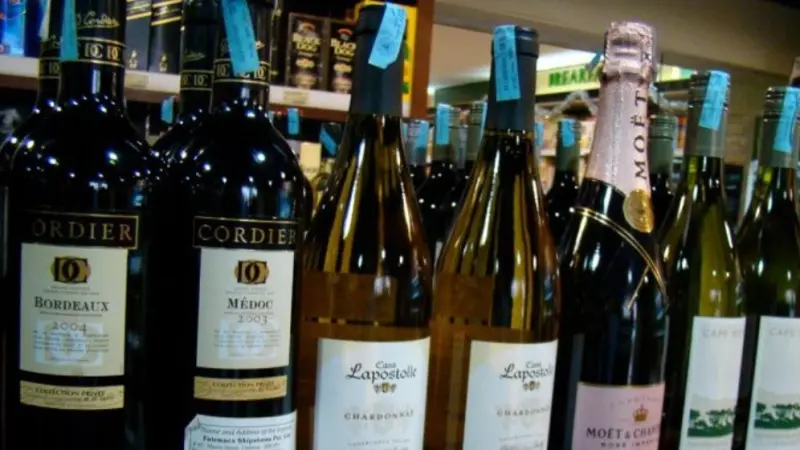 السعودية ترفع القيود على بيع الكحول.. هذه الشروط