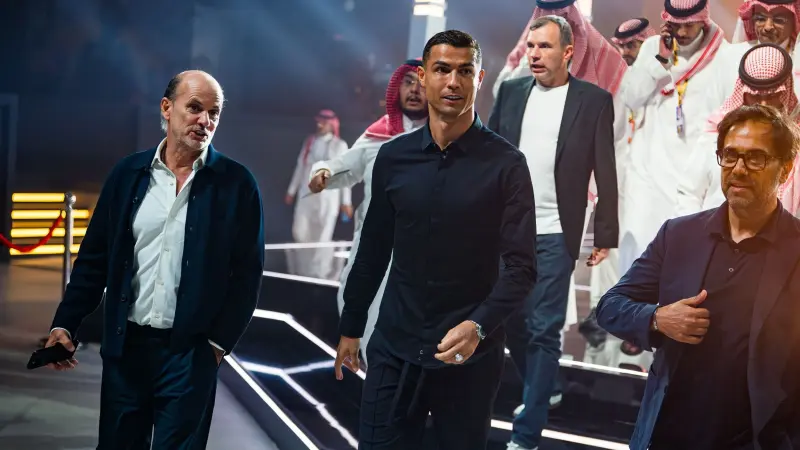 كم قيمة ساعة يد رونالدو التي خطفت الأنظار في الرياض؟