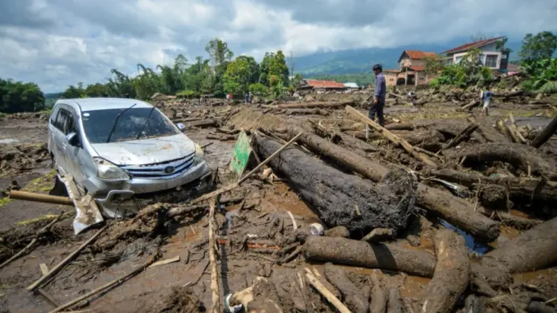 فيديو - عشرات القتلى والمفقودين في فيضانات سومطرة الإندونيسية