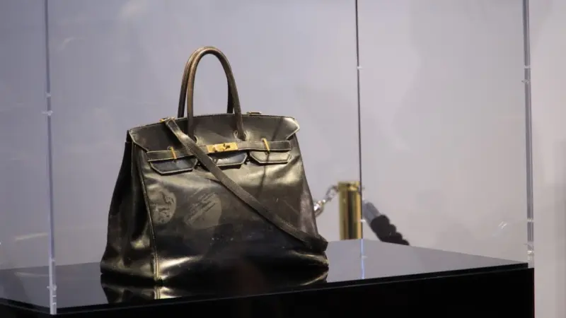ما سعر حقيبة جين بيركين؟ رقم صادم لأغلى حقيبة يد في التاريخ