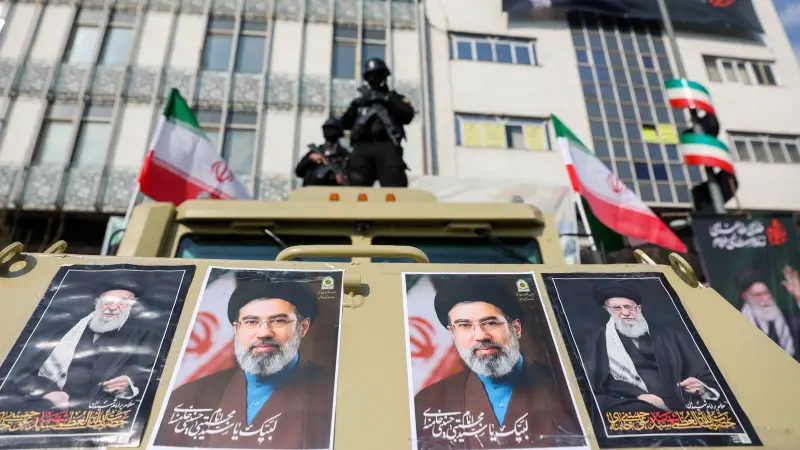 إمبراطورية عقارية عالمية.. تعرف إلى ثروة مجتبى خامنئي