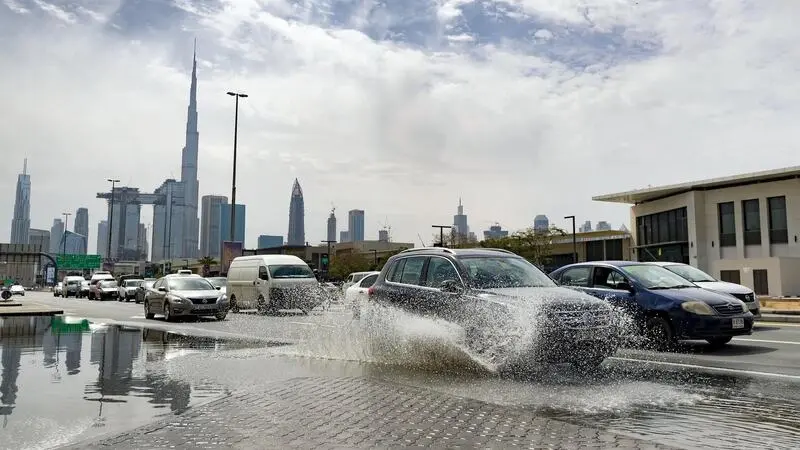 طقس الإمارات.. العواصف تبلغ ذروتها الخميس مع خطر تشكّل أعاصير