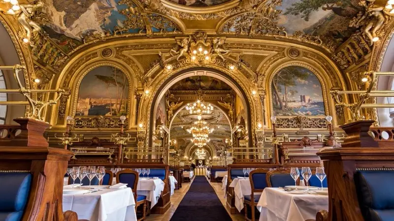 المشهد ستريتس - القطار الأزرق.. رحلة عبر الزمن على موائد باريس