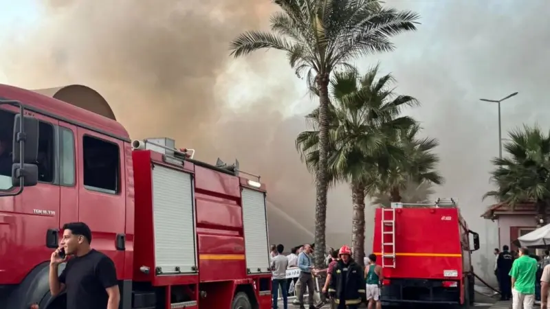 فيديو - بعد السيطرة على النيران.. ما سبب حريق مطعم في جليم بالإسكندرية؟