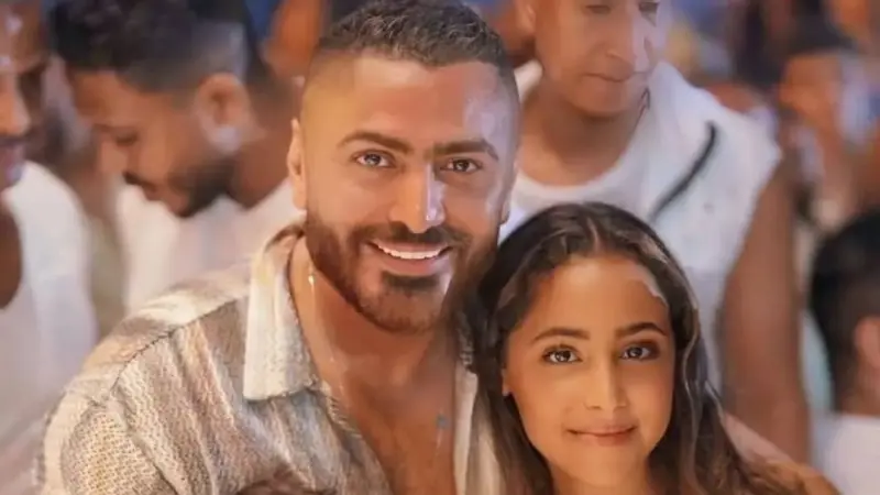 فيديو - لأول مرة.. تاليا تامر حسني تشارك والدها الغناء على المسرح
