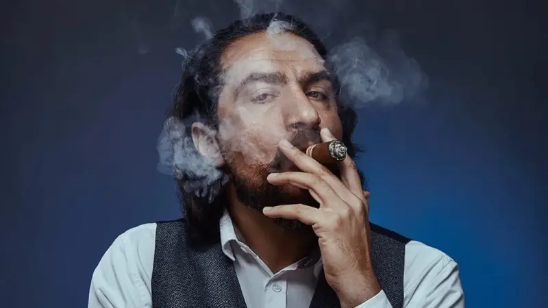 من هو الفنان محمد القس؟.. أهدى منى الشاذلي ربع قرش سعودي