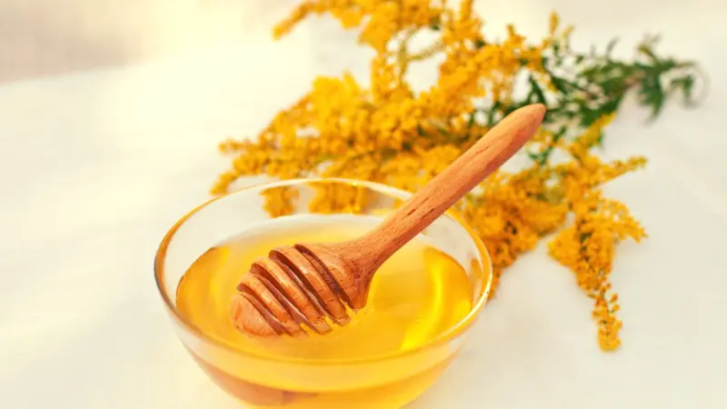 فيديو - العسل لعلاج مشاكل النظر.. ترند على "تيك توك" والخبراء يحذرون