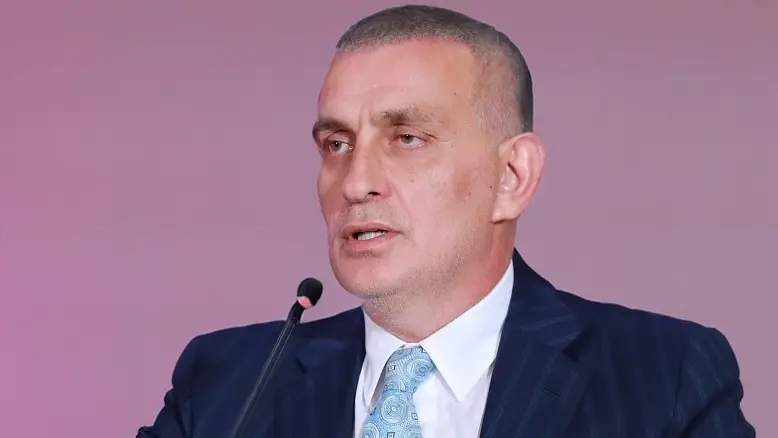 رئيس الاتحاد التركي لكرة القدم يدافع عن نزاهته وسط فضيحة التحكيم