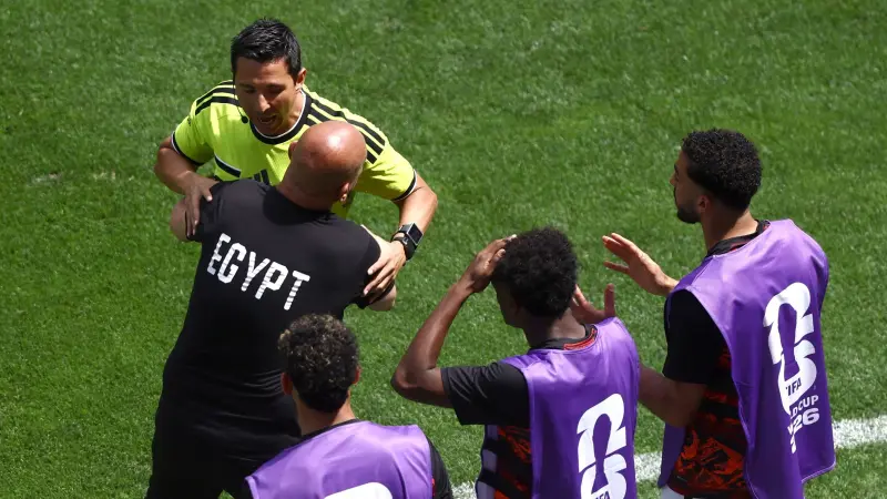 فيديو - اعتراض حسام حسن على حكم مباراة مصر وبلجيكا ورد فعل محمد صلاح يثير تفاعلا
