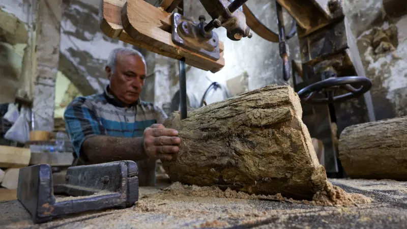 صور - قصّة عائلة مصرية توارثت حرفة النجارة منذ 200 سنة
