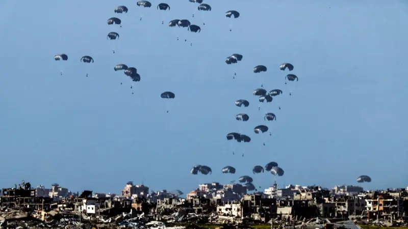 واشنطن تعلق على مقتل مدنيين في غزة نتيجة إسقاط مساعدات