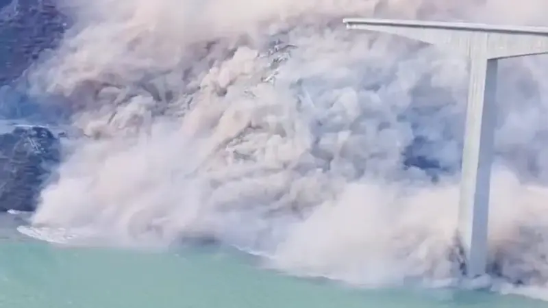 مشاهد مرعبة من فيديو انهيار جسر هونغ تشي بالصين