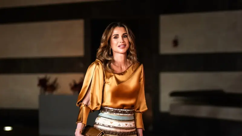 إطلالة الملكة رانيا تخطف الأنظار في العشاء الخيري بدوحة الفن الإسلامي