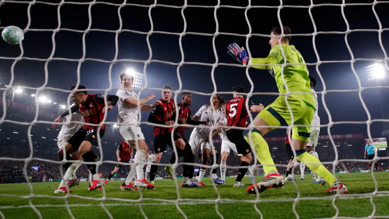 الدوري الإنجليزي - بورنموث يفرض التعادل على 10 لاعبين من مانشستر يونايتد