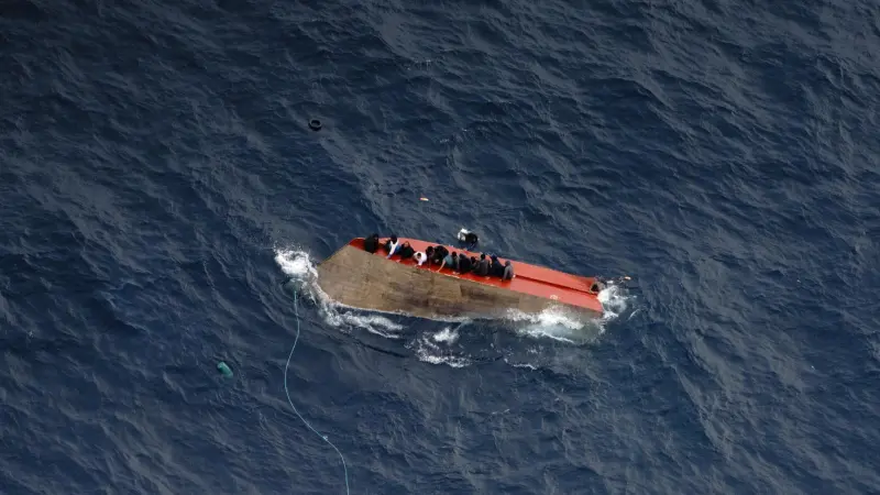 فيديو - مصرع وفقدان العشرات بعد غرق قارب مهاجرين في المتوسط