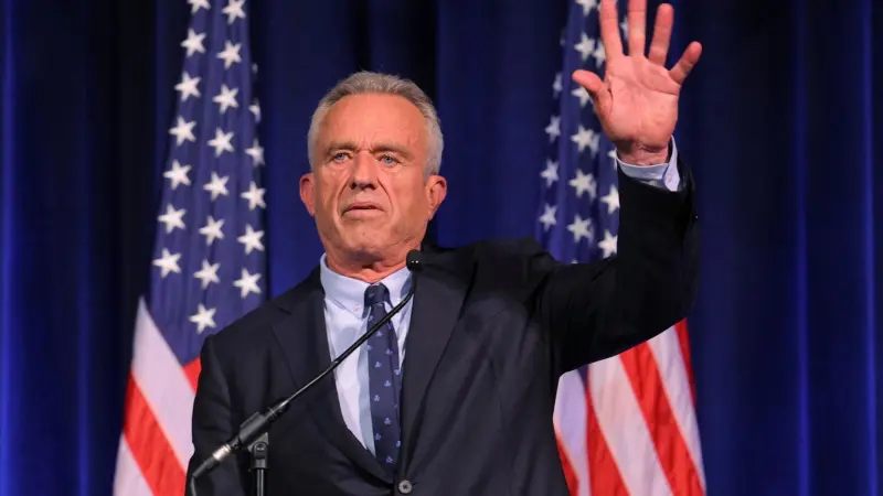 فيديو - لمواجهة بايدن.. مرشح الرئاسة الأميركية يستعرض عضلاته