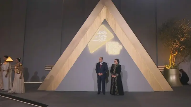 زوجة الرئيس تتألق.. إطلالة انتصار السيسي في حفل افتتاح المتحف المصري الكبير