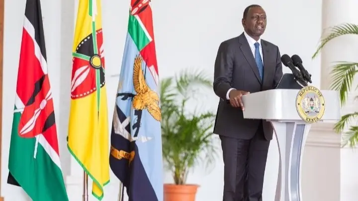 فيديو - رشق رئيس كينيا بالحذاء خلال تجمع جماهيري