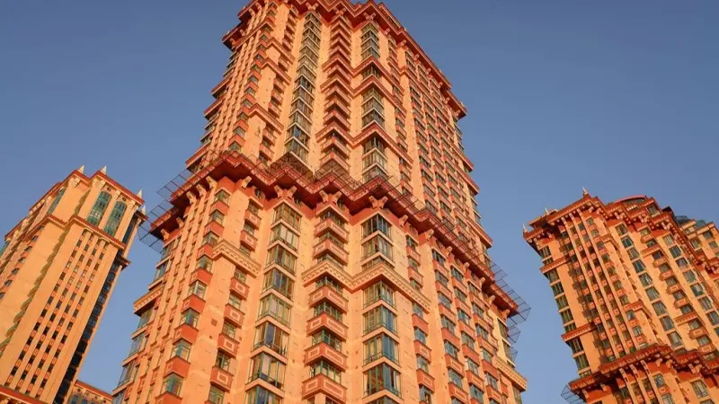 فيديو - إصابة قائد موال لروسيا في انفجار داخل مبنى بموسكو