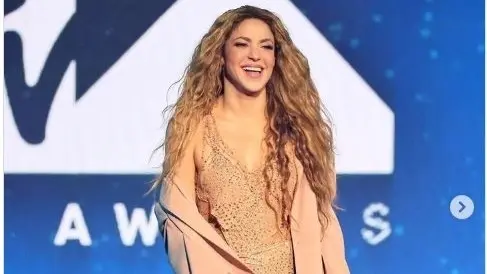 فيديو - الكشف عن تمثال عملاق لشاكيرا بمسقط رأسها